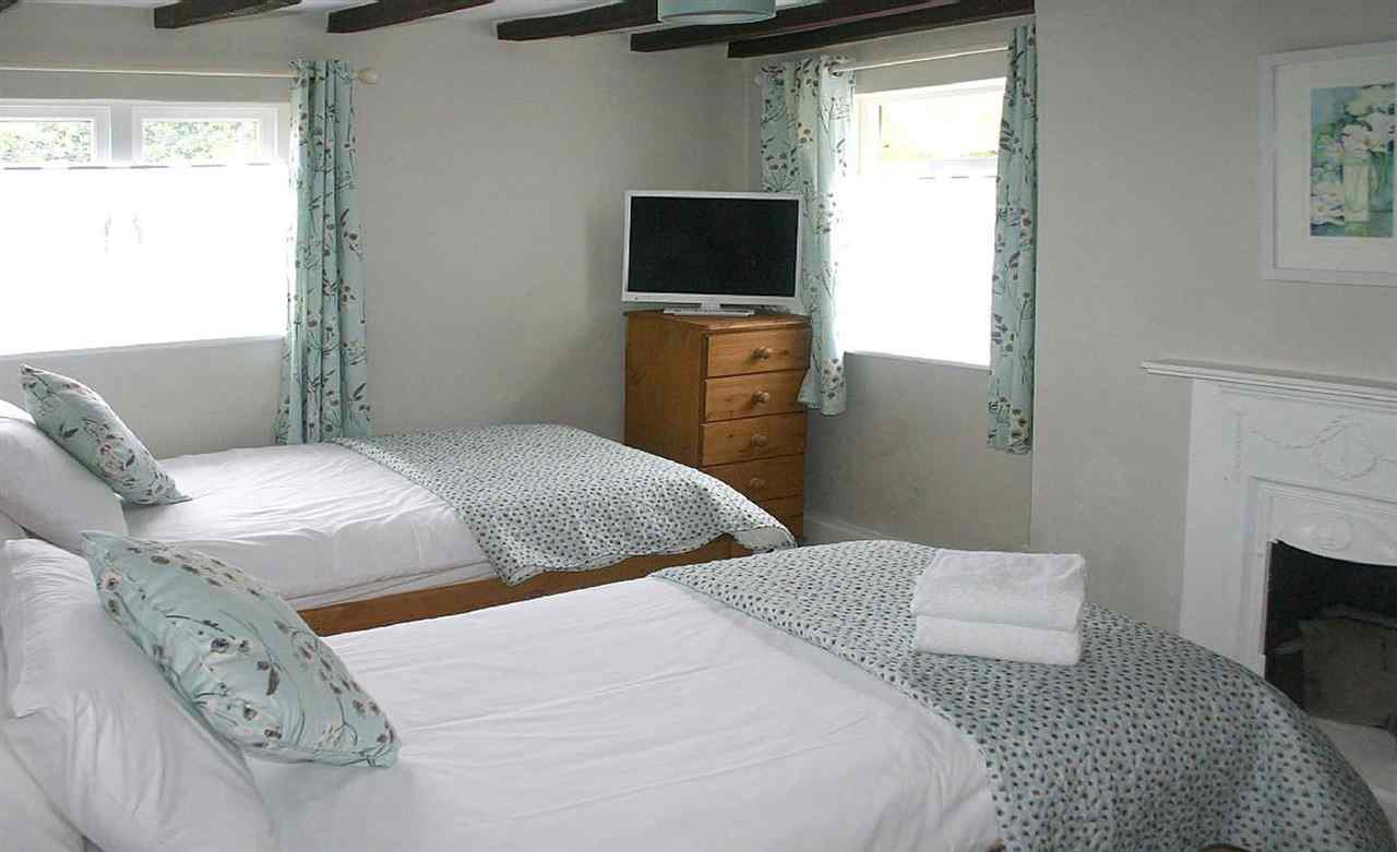 resized-2349823-Beck Cottage First floor Twin Bedroom.jpg